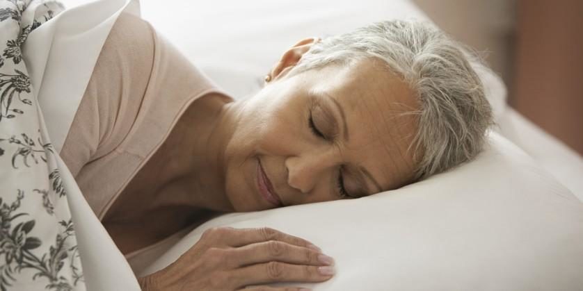 dormir de lado ajuda a prevenir doenças neurológicas