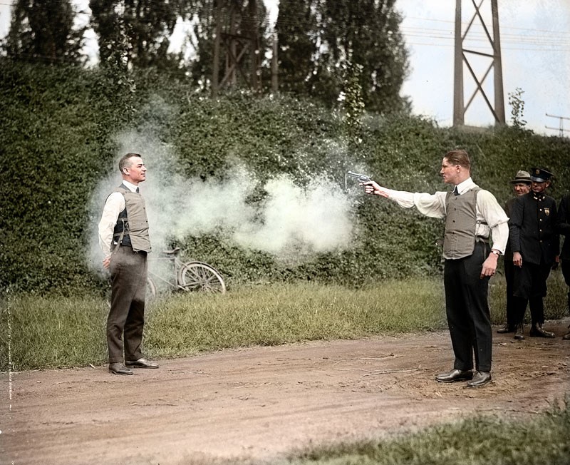 W. H. Murphy testa o colete à prova de balas em 1923 