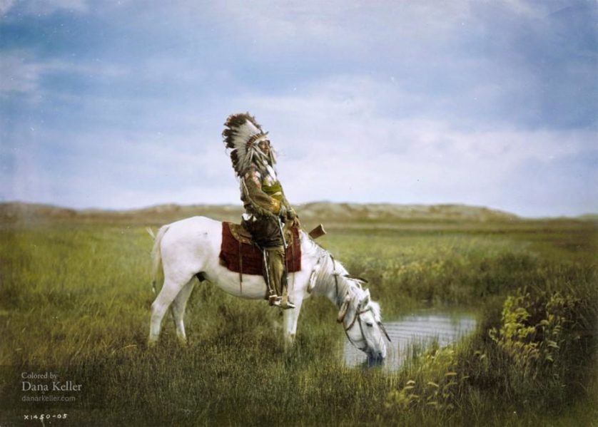 Falcão Vermelho, da tribo Oglala Sioux, a cavalo, 1905