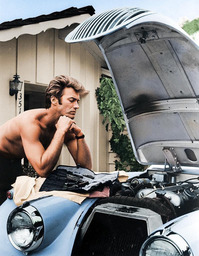 Clint Eastwood trabalhando em seu 1958 Jag XK 120 em 1960 