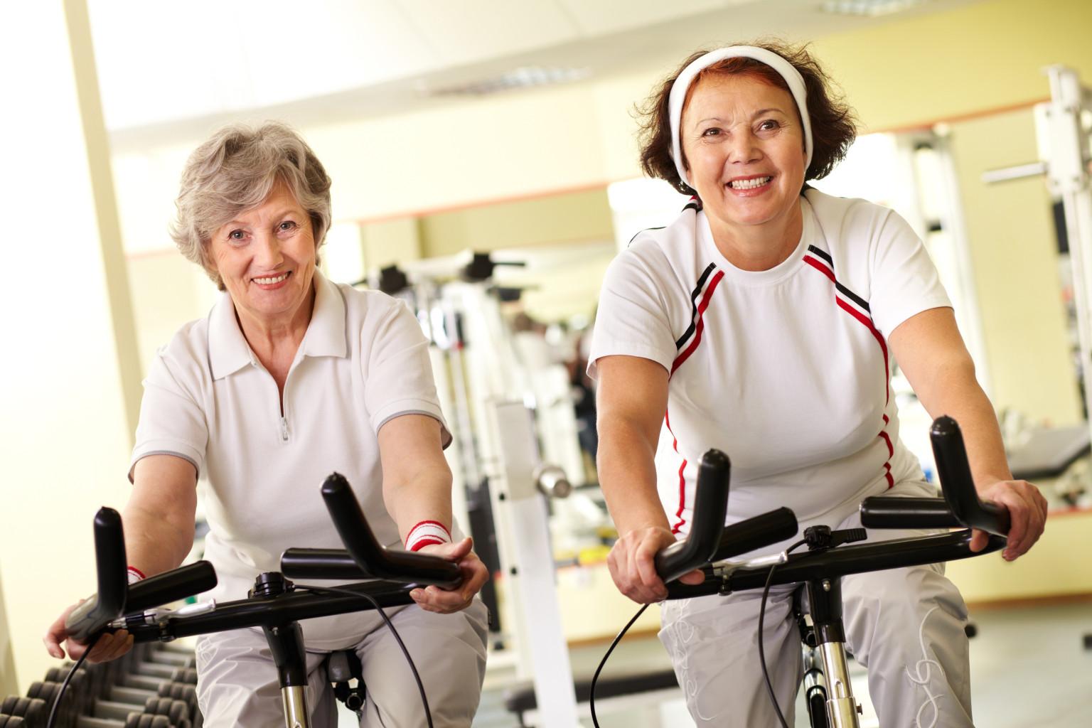 Долголетие и физическая культура. Фитнес для пожилых. Спортивные женщины в возрасте. Спортивные пожилые женщины. Занятия спортом пожилые.