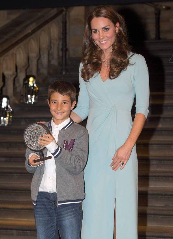 Carlos recebe o prêmio da duquesa de Cambridge, Kate Middleton 