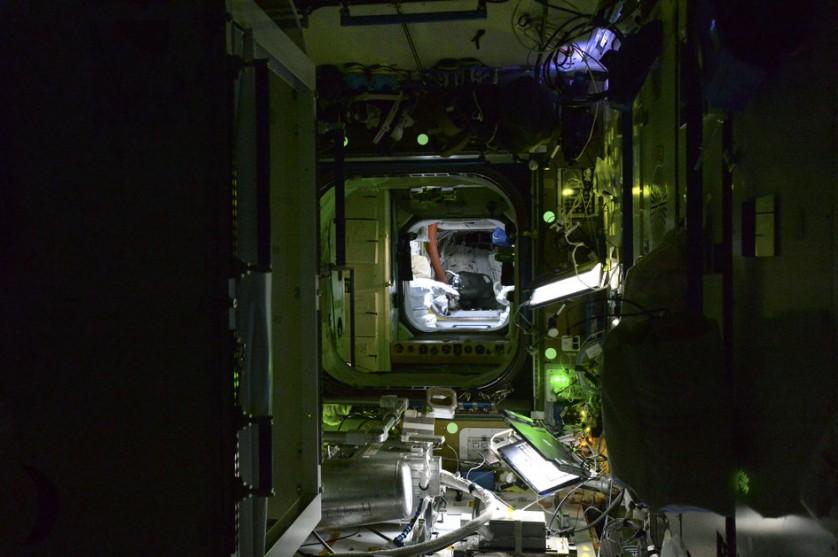 Estação Espacial Internacional a noite (10)