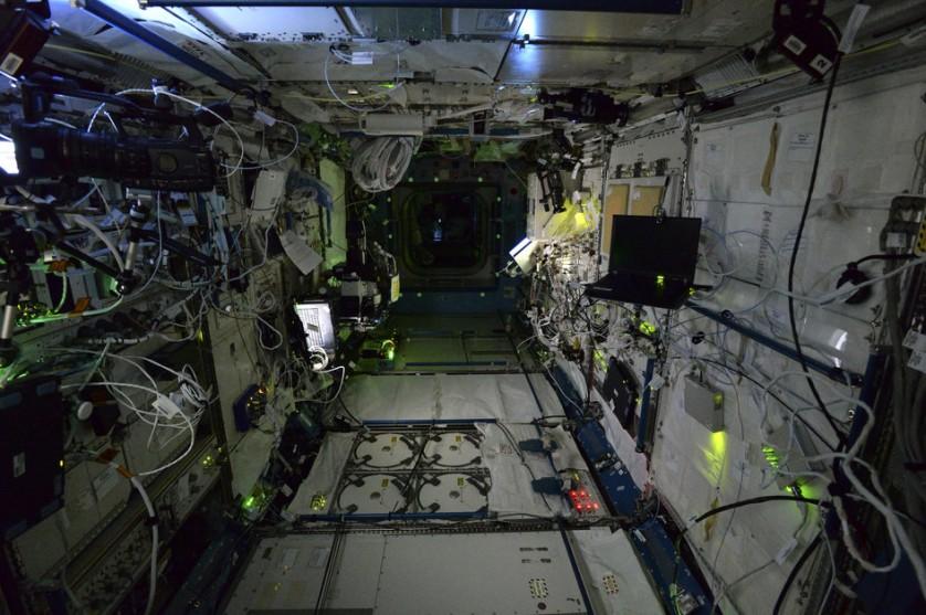 Estação Espacial Internacional a noite (12)