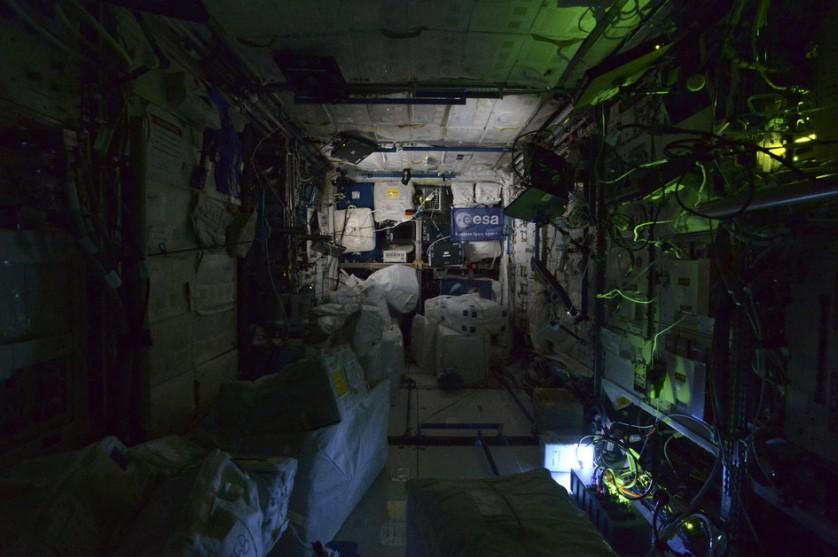 Estação Espacial Internacional a noite (5)