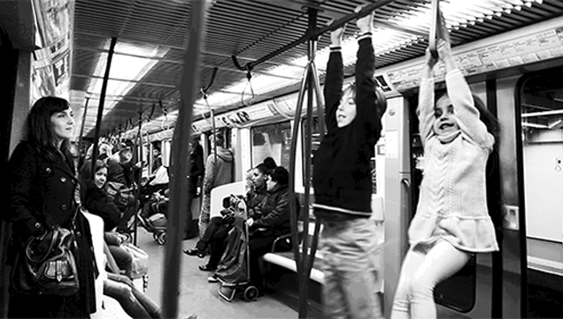 GIFs criança pendurada no metrô