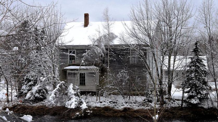 casas-solitarias-cobertas-de-neve-14