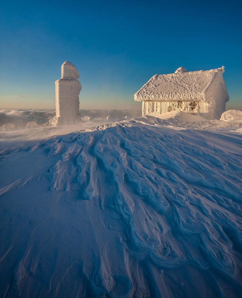 casas-solitarias-cobertas-de-neve-35