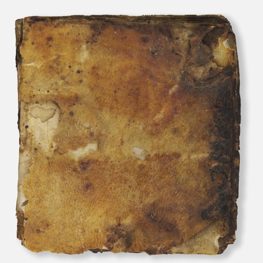 O evangelho, que remonta cerca de 1.500 anos, ainda tem seu revestimento de couro original 