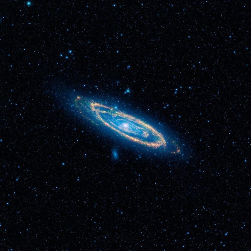 Imagem de cores falsas da emissão no infravermelho médio da galáxia Andrômeda