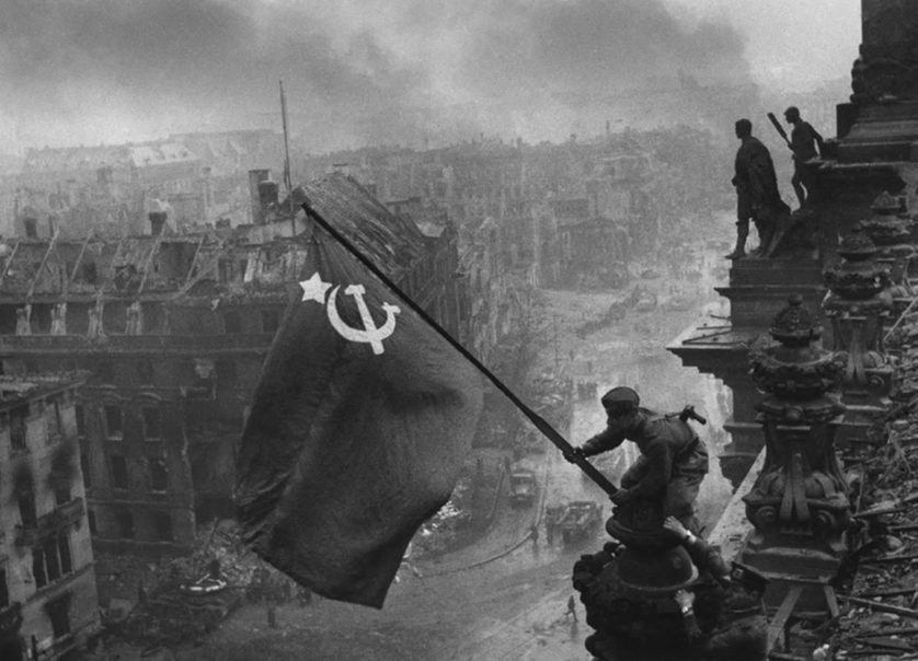 Allemagne, Berlin. 2 mai 1945. Le drapeau rouge flotte sur les to”ts du Reichstag