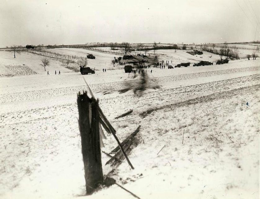 Caminho de um B-17 conforme fez um pouso forçado em um campo coberto de neve no front do 7º Exército. 