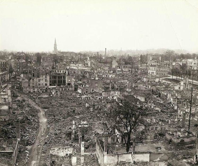 Mais destruição de cidade alemã.