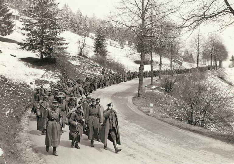Milhares de oficiais alemães e homens podem ser vistos marchando de volta para a estrada a partir da montanha que uma vez defenderam. Embora tenham se rendido sem muita oposição, outras tropas alemãs ofereceram resistência fanática contra cidades-chave ao longo do caminho. 