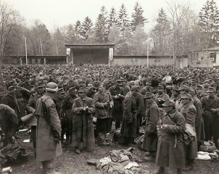 Rendição húngara. As tropas que se renderam ao 7º Exército são reunidas em Garmisch-Partenkirchen, cena dos últimos Jogos Olímpicos de Inverno, realizados antes da guerra. 