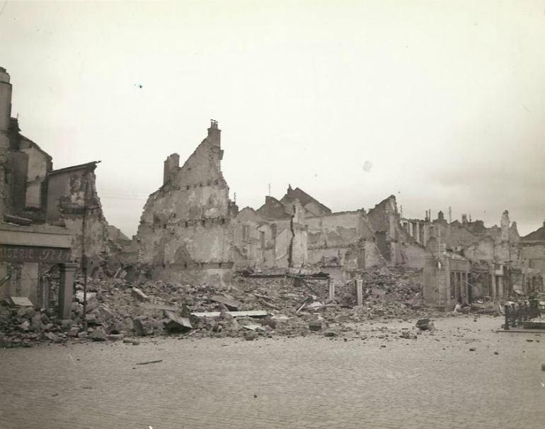 Edifícios destruídos e queimados na França. Eles foram bombardeados pelos alemães. 