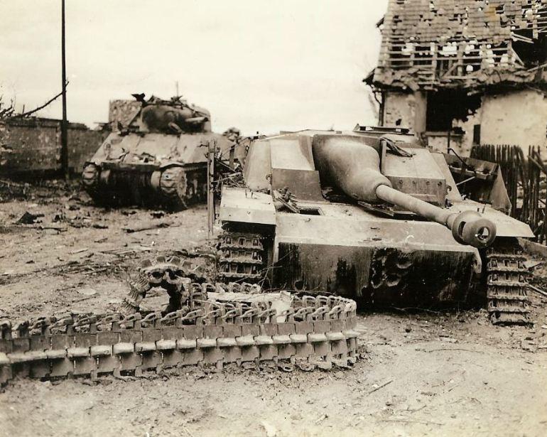 Tanque M-4 americano derrubado, ao lado de um Sturmgeschütz IV alemão. 