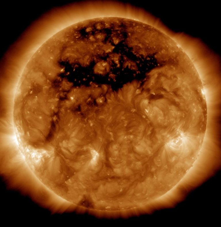 Cientistas explicam a mancha enorme que acabou de aparecer no sol