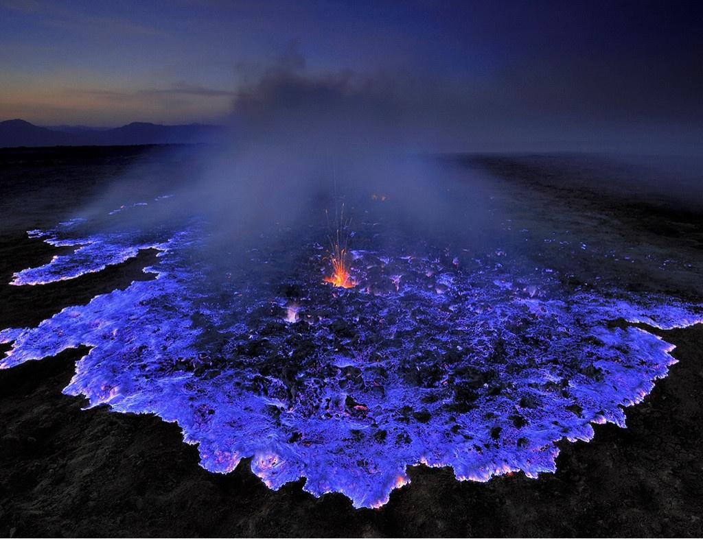 Erupção azul: vulcão escorre lava brilhante na Indonésia