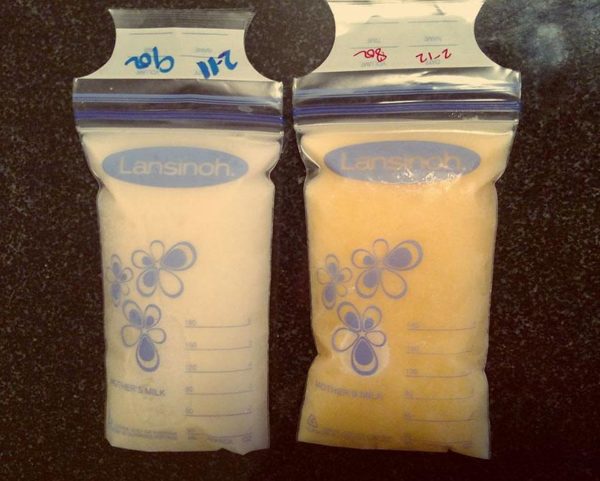 O leite da esquerda é o normal, enquanto o da direita foi produzido depois do resfriado do bebê