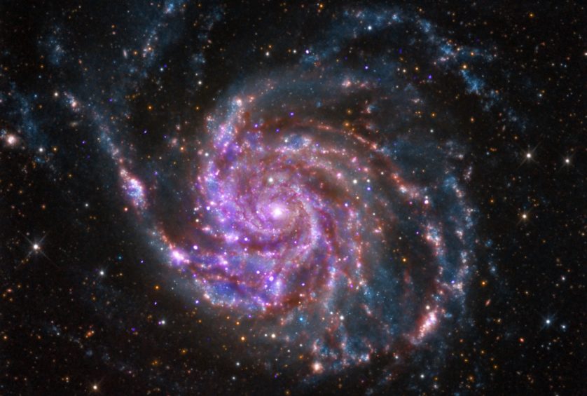 Imagem combinando luz visível, infravermelho e raio X de M101, a Galáxia do Catavento, uma das galáxias estudadas