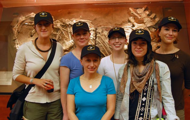 Seis mulheres integraram a equipe de "astronautas do solo" que entraram na caverna