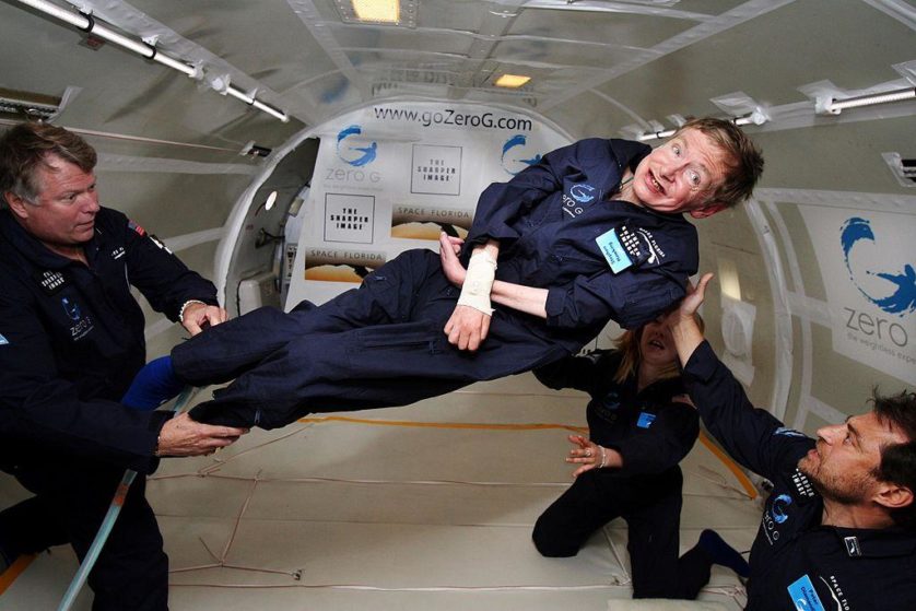 Hawking experimentando gravidade zero no "cometa do vômito" da NASA