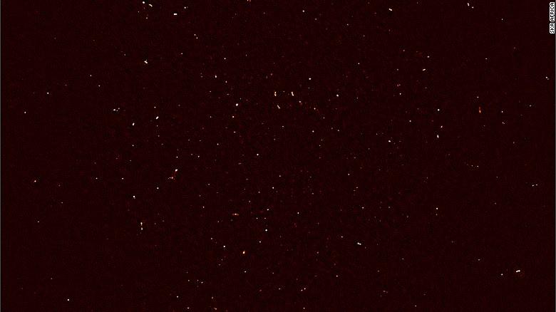 Primeira imagem divulgada pelo telescópio mostrando centenas de galáxias anteriormente indetectáveis