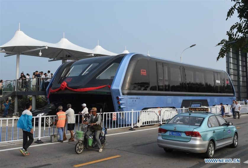 china-construi-um-onibus-tunel-maluco-que-nao-interrompe-o-trafego-2