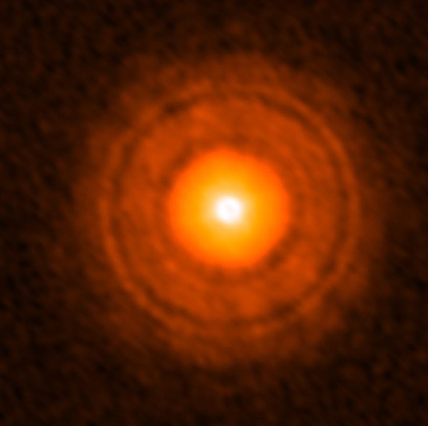 A TW Hydrae vista pelo ALMA - os anéis escuros são considerados locais de formação planetária e o anel escuro externo é a possível localização de um exoplaneta bebê, parecido com Urano ou Netuno. 