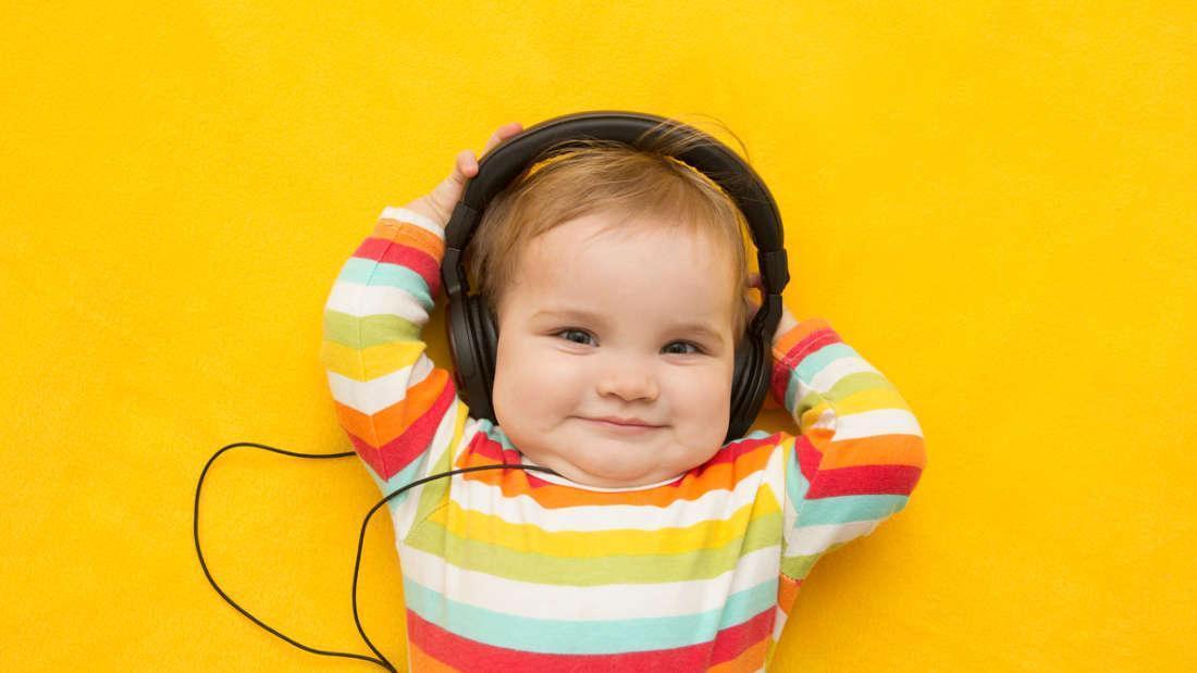 Cientistas criaram uma música que deixa bebês felizes