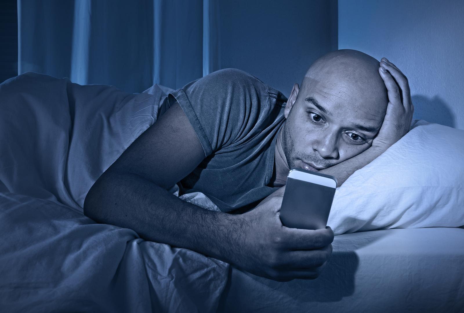 É assim que você usa seu celular na cama sem detonar o seu sono