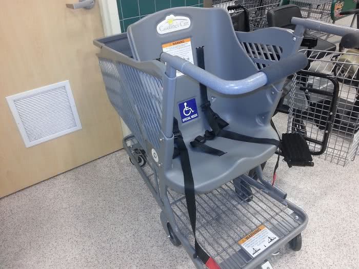 carrinho de supermercado permite carregar adultos com problemas de mobilidade