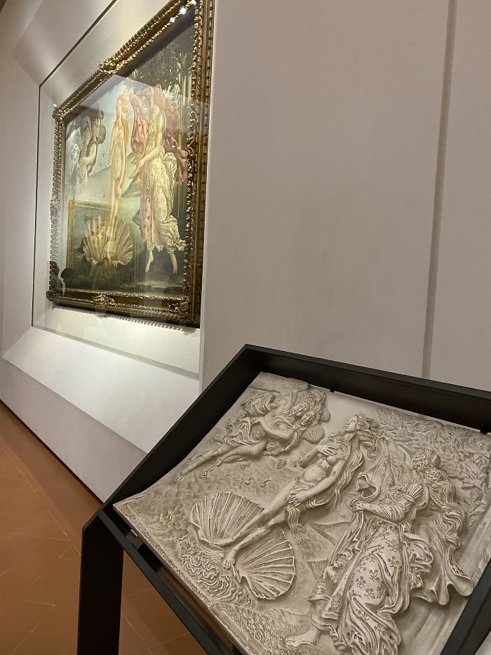 O museu Galleria degli Uffizi, na Itália, oferece versões em alto relevo das pinturas para que visitantes cegos possam apreciá-las