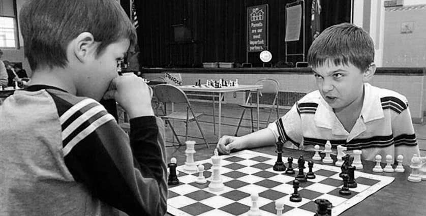 Crianças jogando xadrez