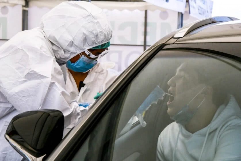 Teste de coronavirus é aplicado em motorista no Cazaquistao