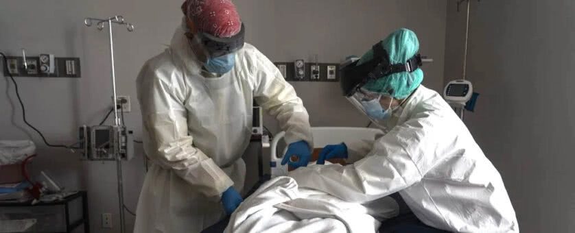 Equipe médica com paciente que morreu com Covid -19/coronavírus