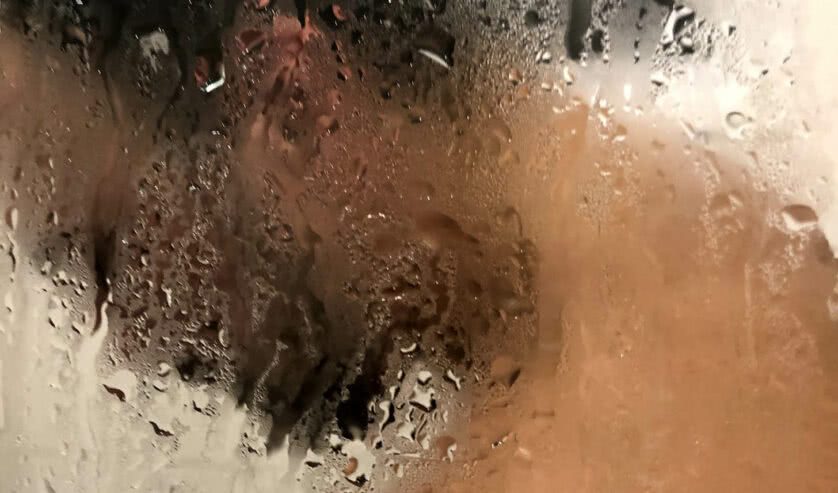 Homem tomando banho de chuveiro