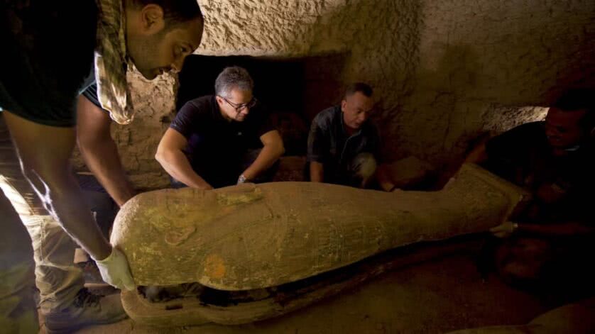 Arqueólogos conferem um sarcófago descoberto no Egito dentro do poço funerário