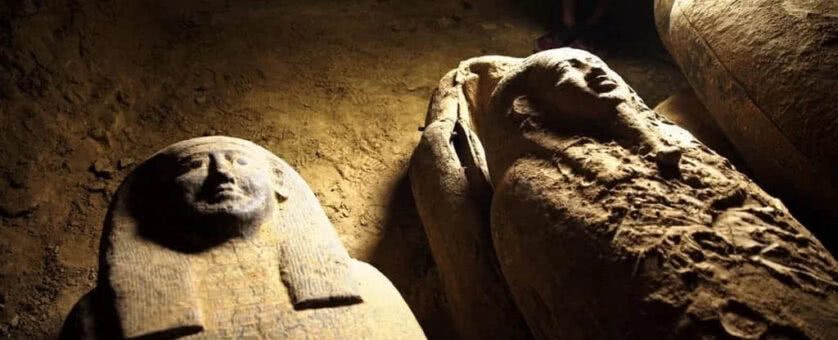 Sarcófagos encontrados no Egito