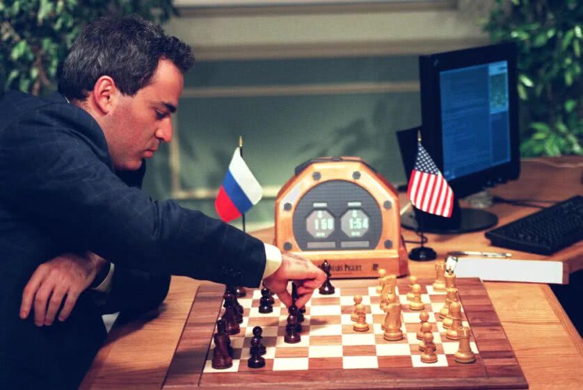 Kasparov em um tabuleiro de xadrez sem ninguém em frente