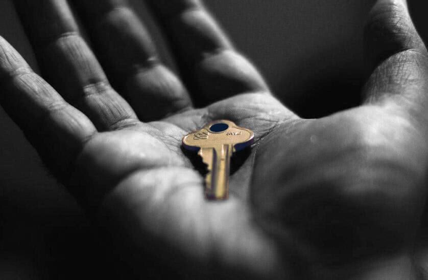 Mão aberta segurando uma chave