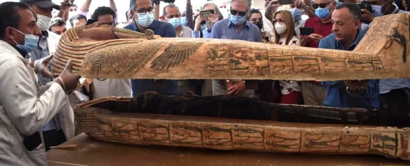 múmia intacta sendo revelada