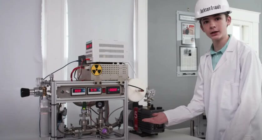 Garoto mostra seu reator de fusão nuclear caseiro