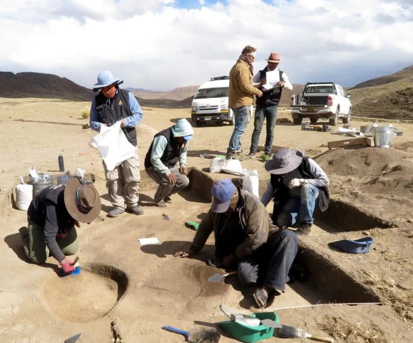 Pesquisadores escavando cemitérios no Peru