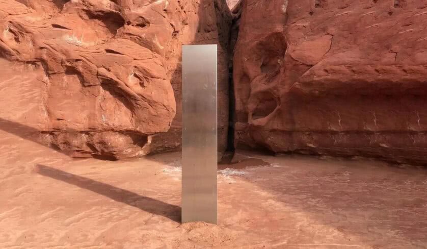 monolito metálico misterioso encontrado no deserto